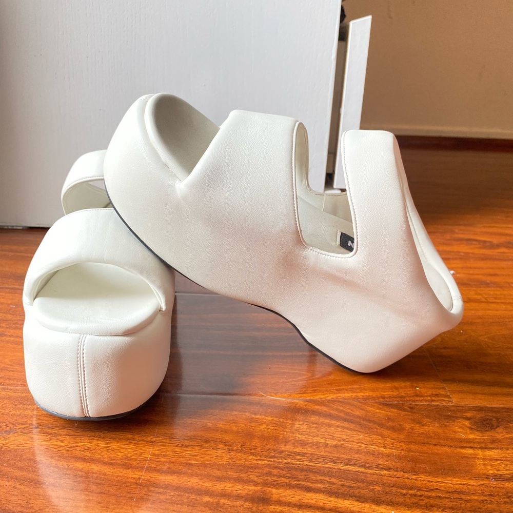 SIMON MILLER Bubble Sandal in Macadamia